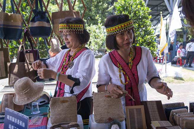 新社香蕉絲工坊經理潘靜英（左）與陳氏凰經常到各地參加展售會，推廣噶瑪蘭香蕉絲商品。（黃子明攝）