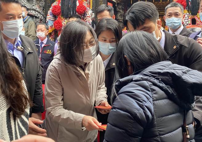 蔡英文总统23日到台中丰原慈济宫发福袋，现场排队人潮满满，民眾非常期待领到总统的福袋。（张亦惠摄）