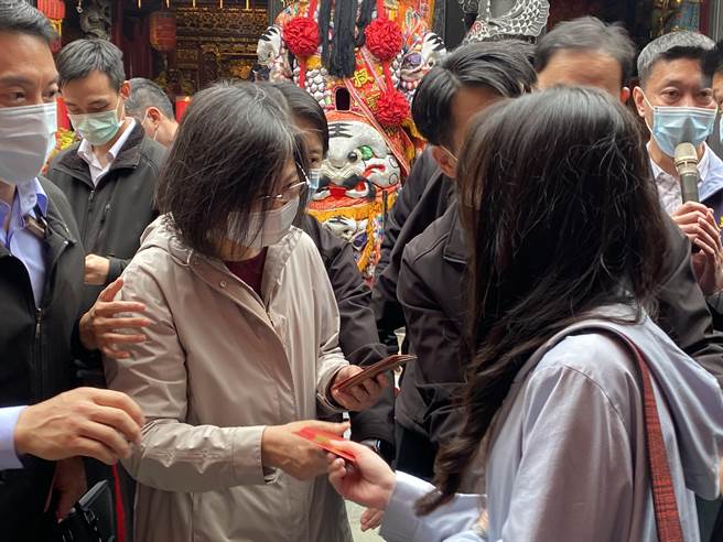 蔡英文总统23日到台中丰原慈济宫发福袋，现场排队人潮满满，民眾非常期待领到总统的福袋。（张亦惠摄）