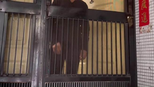 吴男老母亲很难过，表示没有与儿子媳妇同住，媳妇才因吸毒被抓去关，如今儿子也这样，独留幼子头也很痛。(吴建辉摄)