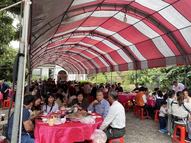 太平张家每年大年初二回娘家当天举办娘家宴，今年有近600人齐聚一起吃办桌。（张亦惠摄）