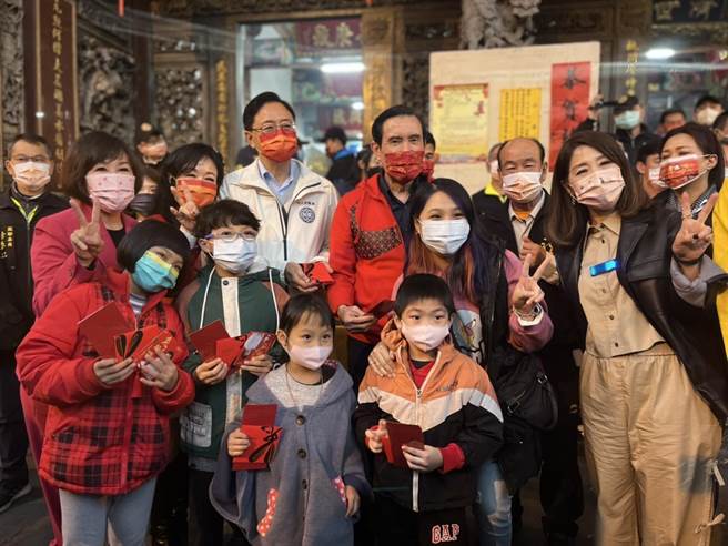 前总统马英九合体桃园市长张善政共同发新春福袋，人气超夯。（陈梦茹摄）