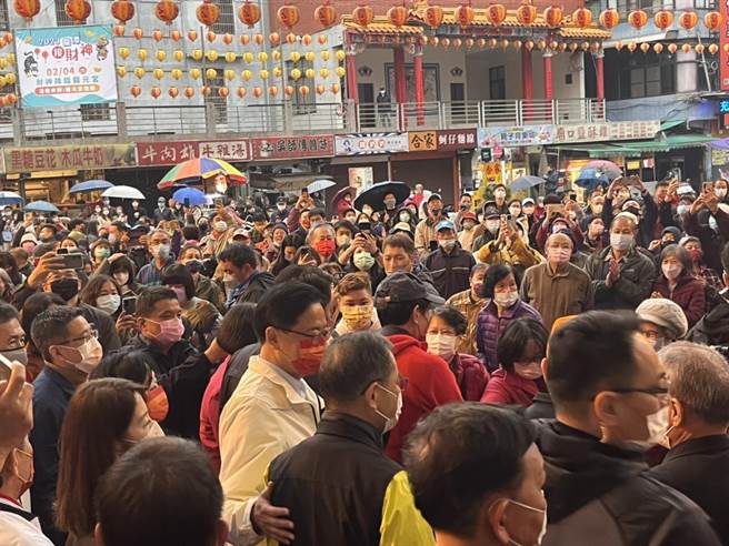 前总统马英九合体桃园市长张善政共同发新春福袋，人气超旺，龙元宫现场人潮拥挤。（陈梦茹摄）