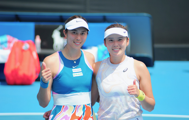 詹皓晴（左）与大陆女将杨钊煊止步澳网女双8强。（资料照／刘雪贞提供）