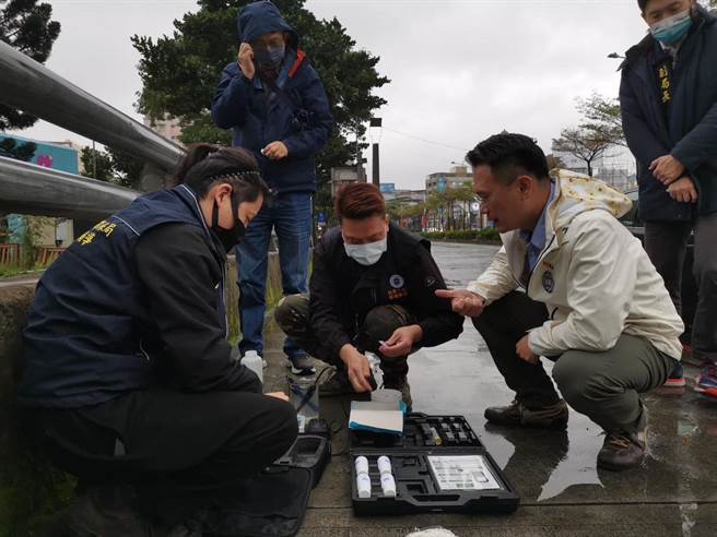 桃园市副市长苏俊宾初二另类回娘家，至环保局慰勉留守稽查人员。(翻摄苏俊宾脸书)