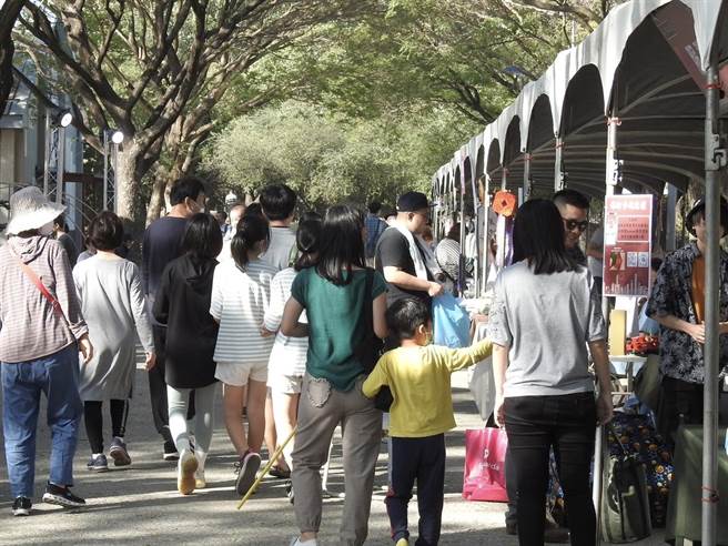 2023香港年宵在高雄，吸引在台港人赴南部过年。(高市府提供)