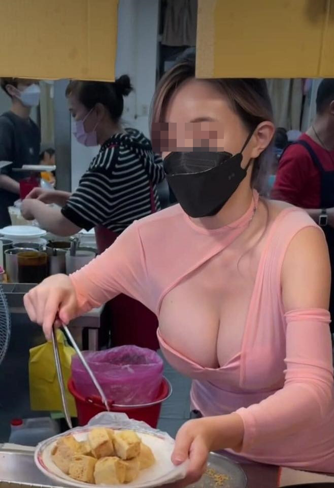 男子分享1名正妹在臭豆腐店工作的样子，也引起网友们议论纷纷。（翻摄自脸书爆废公社）