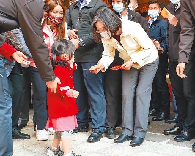 蔡英文總統22日大年初一早上至台北市保安宮參拜，並現場發送紅包給民眾，祝福大家新年快樂。（鄭任南攝）