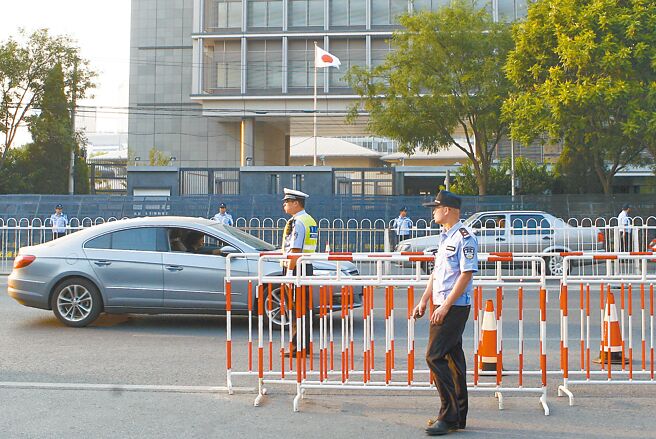 日本駐中國大使館20日稱，由於受疫情影響，大使館有一段時間「臨時不得不縮小了簽證業務」，隨後根據疫情變化，簽證業務早已恢復正常。圖為日本駐中國大使館資料照片。（中新社）