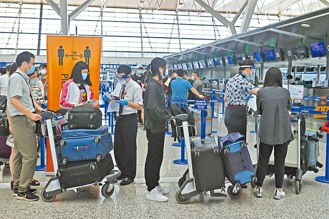 在陆台商期待台湾政府能加速恢復航点与两岸航班数，对过年因机票高涨而苦不堪言的台干台青给予帮助。图为留学生在上海浦东机场排队办理登机手续。（中新社资料照片）