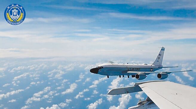 展望今年大陆涉台立法，有关消息指出，最重要还是美国的动作，如果中美关系能维持目前大局基本稳定，则大陆没有必要在反独上有新立法动作。图为共军南部战区1日发布中美两国军机于南海上空对峙的影片截图。（摘自南部战区微博）