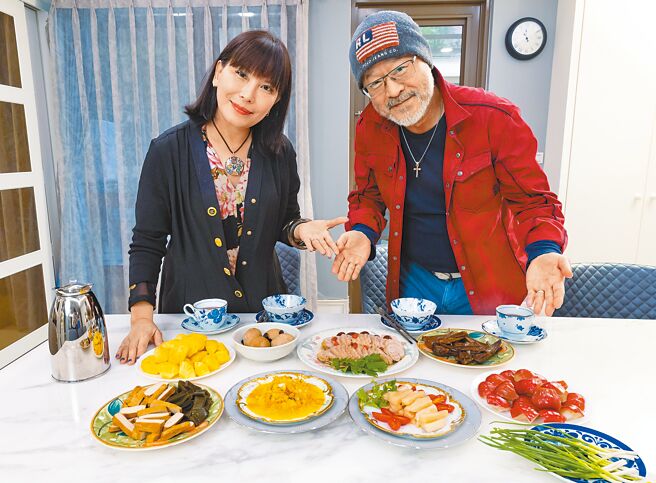 Celine（左）烧得一桌好菜，满足班铁翔味蕾。（罗永铭摄）