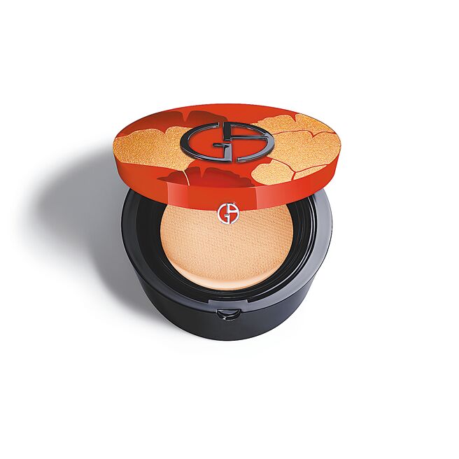 亚曼尼气垫粉饼盒，SPF23，售价2850元／15克，共有5色可选。（亚曼尼提供）