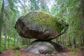 超自然現象？芬蘭500噸怪石完美平衡 屹立1.1萬年