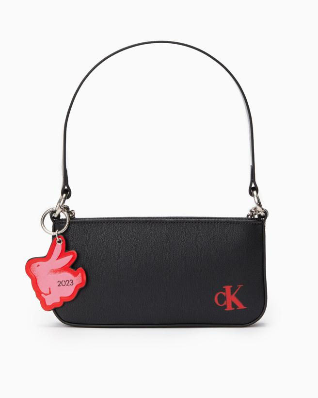 Calvin Klein 兔年圖案相機包，3480元。（Calvin Klein 提供）