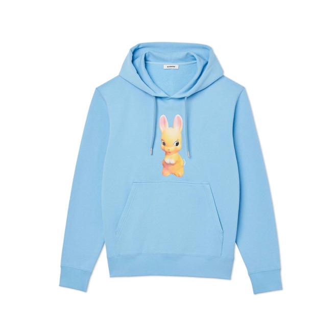 SANDRO HOMME 兔子公仔設計藍色連帽上衣， 8290元。（SANDRO 提供）