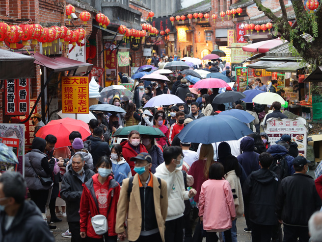 過年期間民眾出遊，今起寒流報到，全台氣溫急墜。（季志翔攝）
