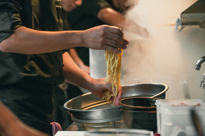 6台人轮流吃3碗拉麵，引起网友讨论。（示意图／shutterstock）