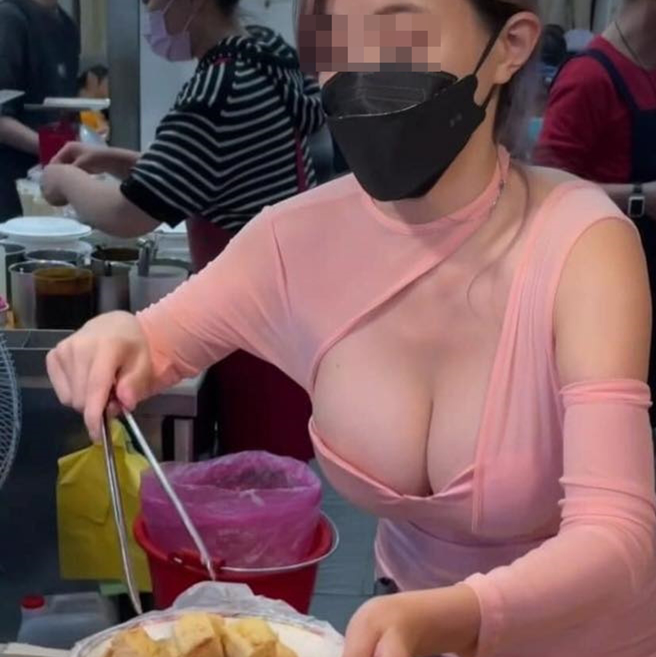 男子分享1名正妹在臭豆腐店工作的样子，也引起网友们议论纷纷。（翻摄自脸书爆废公社）