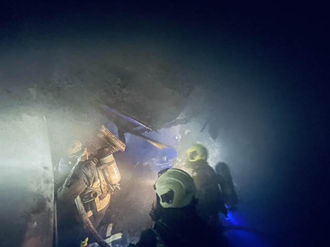 台中市乌日区24日发生1起民宅大火，消防局凌晨1点32分获报派遣人车前往抢救。（台中市消防局提供／张妍溱台中传真）