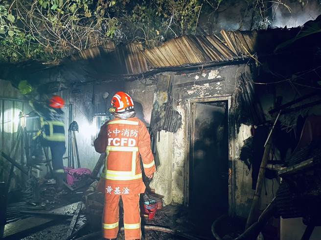 台中市消防局人员说，火灾现场屋内有1名男子，抢救出来已经没有生命迹象、且明显死亡。（台中市消防局提供／张妍溱台中传真）