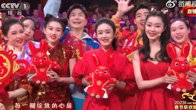 不少知名艺人登上春晚舞台开唱歌曲《花开种花家》。(图／翻摄自微博综艺微博)