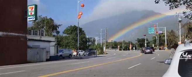 塞车之际，惊见彩虹。（宜兰县警察局提供／吴佩蓉宜兰传真）
