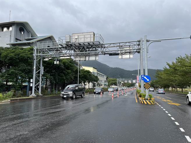 宜警暂时将国道5号交流道引道封闭，引导车流行驶海山西路，待车流缓解再行开启。（宜兰县警察局提供／吴佩蓉宜兰传真）