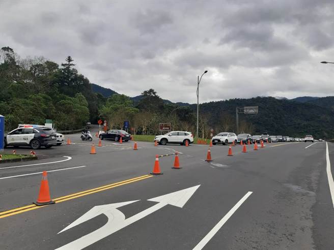 今上午8时53分起清水地热公园已启动总量管制，持续有排队入园车辆。（宜兰县警察局提供／吴佩蓉宜兰传真）