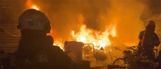 台东市中华路二段麦当劳后方一处汽车保养场23日晚间陷入火海。（民眾提供）