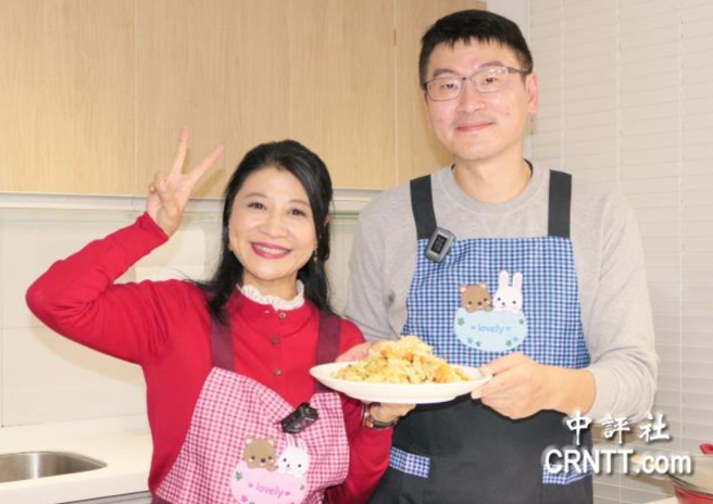 政坛夫妻檔，民进党前台北市议员梁文杰（右）、同党立委林楚茵（左）示范炒大陈年糕。（取自中评社）