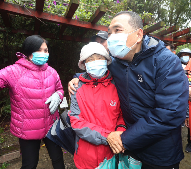 新北市长侯友宜24日大年初三至莺歌北莺公园步道走春，侯市长（右）在步道拥抱健走的民眾，互道新年好。（陈怡诚摄）