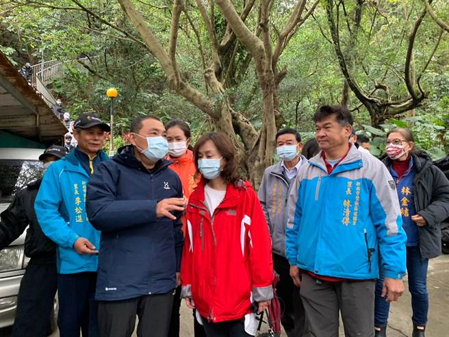 新北市长侯友宜今天到莺歌走春，并了解地方建设进度。（叶德正摄）