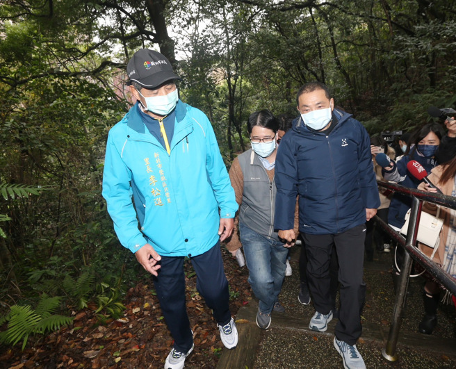 新北市长侯友宜24日大年初三至莺歌北莺公园步道走春，侯市长（前右二）在北莺里里长李松进（前左）陪同体验莺歌石周遭步道景色。（陈怡诚摄）