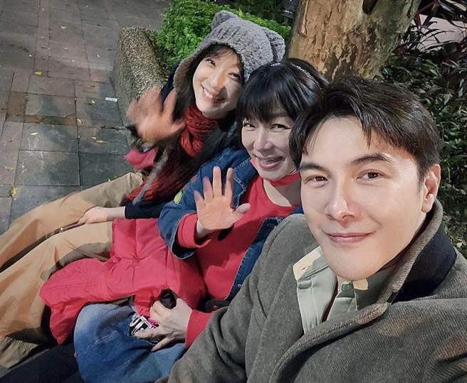 謝佳見秀出與趙詠華、賴雅妍過年開心合影照。（摘自謝佳見臉書）