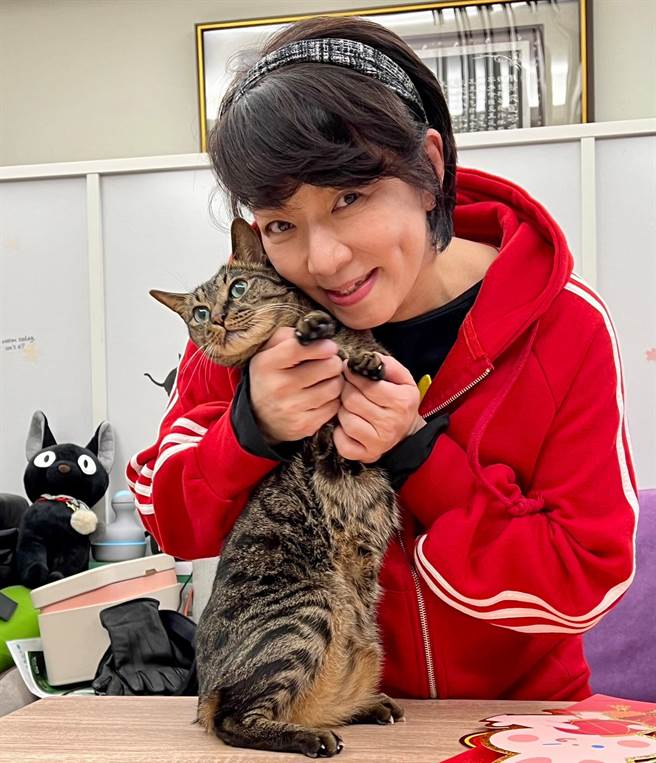 趙詠華與愛貓。（全民大劇團提供）