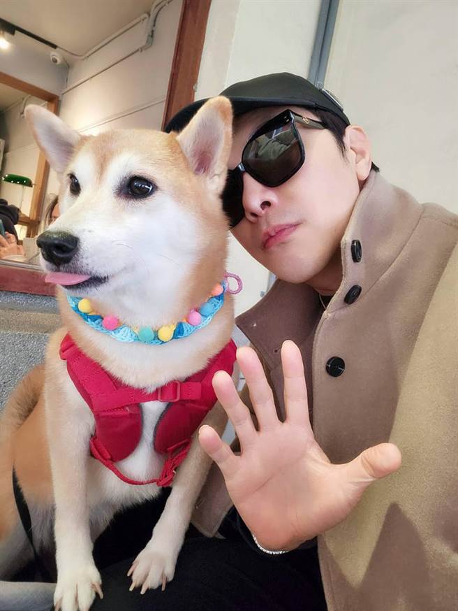 趙謝佳見與愛犬。（全民大劇團提供）