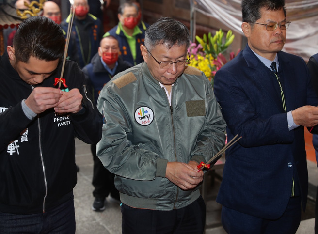 民眾党主席柯文哲24日到芦洲保和宫拜庙，并且上香祈求风调雨顺、国泰民安。（季志翔摄）