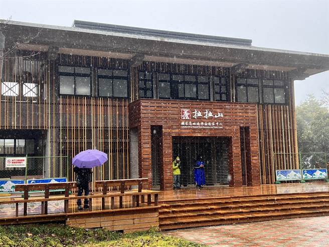 桃园拉拉山今天下午传出下雪及下冰霰。(桃园市观旅局提供／吕筱蝉桃园传真)