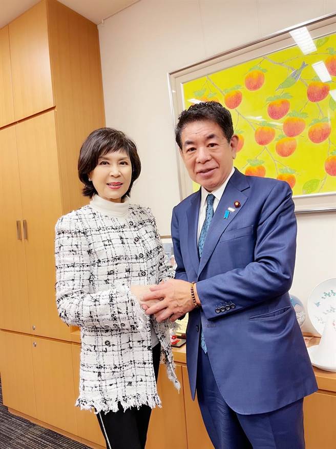 白嘉莉一身貴氣裝扮與下村博文相見歡。（白嘉莉提供）