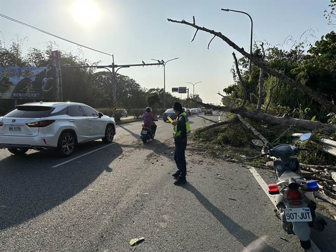 白河警分局獲報派員到場疏導交通，並提醒民眾行經注意安全。（讀者提供／張毓翎台南傳真）