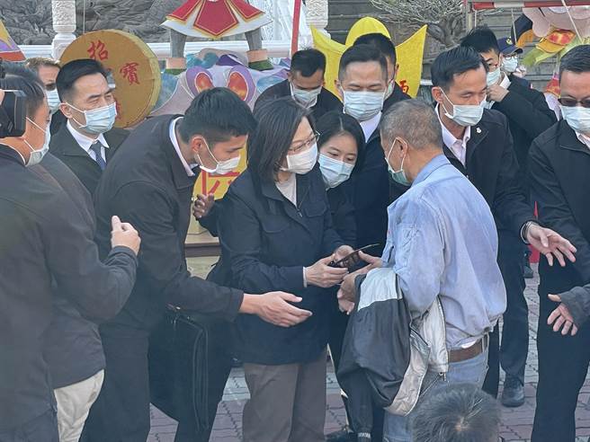 蔡英文總統大年初三南下高雄，除了到陸軍航空特戰指揮部、海巡署南部分署第七巡防區慰問國軍及海巡人員外，也到鳳山區五甲龍成宮參拜，並親自發放「1元福袋」給民眾。（洪浩軒攝）