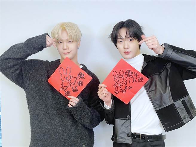 文彬（左）、产贺想和家人团聚幸福过年。（FU Entertainment提供）