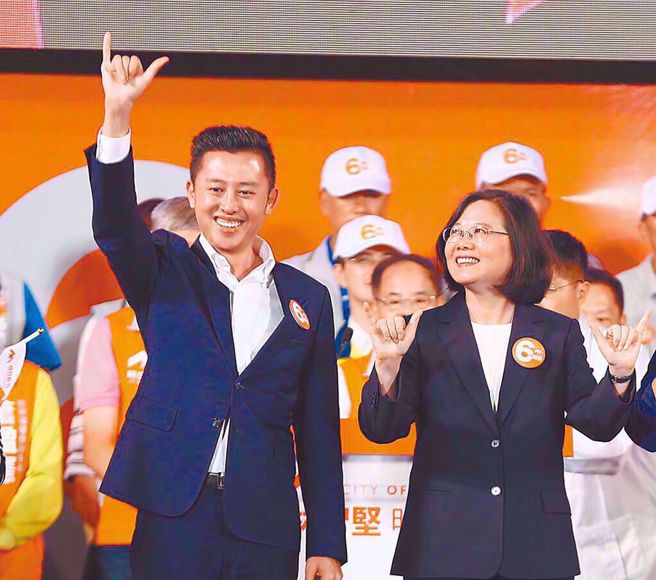 林智堅(左)論文抄襲案爆發，蔡英文(右)下令全黨挺一人，造成2022九合一綠營選情崩盤。（中時資料照）