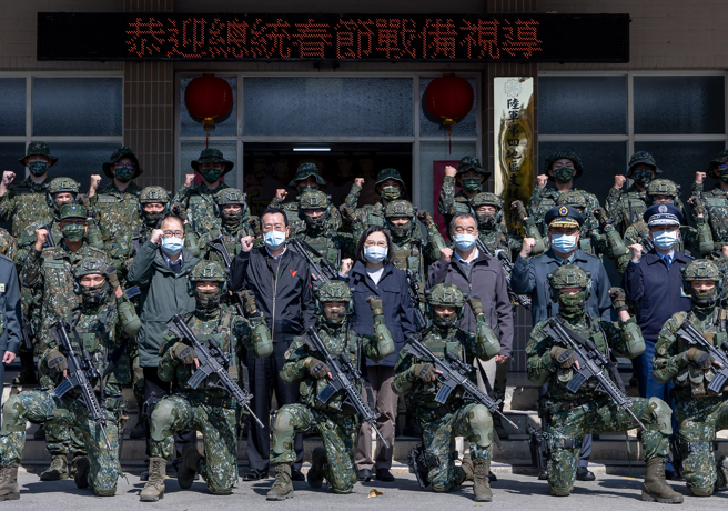 蔡英文總統(中) 24日春節慰勉特戰指揮部特3營，感謝國軍堅守家園。(總統府提供)