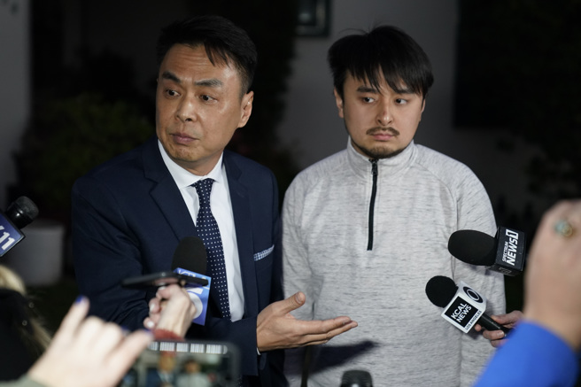 被视为加州11死枪击案的英雄（右）蔡先生(Brandon Tsay)昨在记者会受到表扬。(图/美联社)  