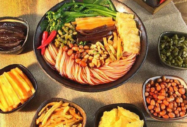 两图的背景花纹、包装反光都一致，唯一不同处是假图把原图的食用盐改成了人中黄。（图／取自兴趣使然的路人脸书）