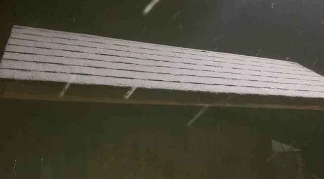 宜兰县大同乡南山村晚上6时许空中下冰霰，宛如雪花飘。（民眾提供／吴佩蓉宜兰传真）