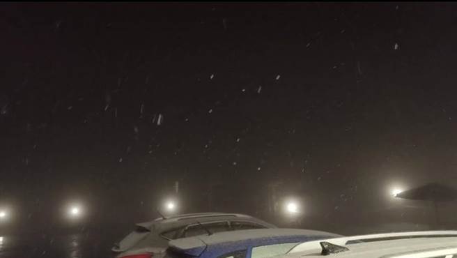 宜兰县大同乡南山村晚上6时许空中下冰霰，宛如雪花飘。（民眾提供／吴佩蓉宜兰传真）