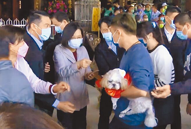 蔡总统在南投县名间乡大贤宫发兔年新春小红包，信眾抱着爱犬排队领取，立刻吸引其目光。（民眾提供／杨静茹南投传真）
